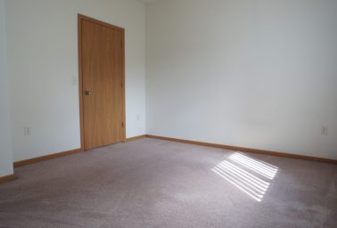 Cat Friendly 2 Bed Upper Apartment w/ Garage Available!
